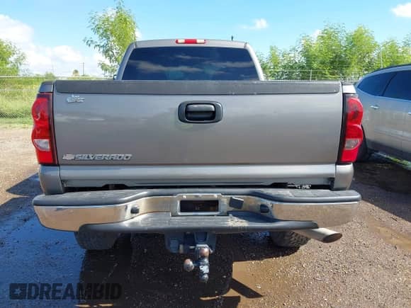 2007 Chevrolet Silverado 2500HD LS z VIN 1GCHC23U97F195897, wystawiony jako IAAI lot #43178020 z przebiegiem 221 601 mil mil oraz . Historia ofert i sprzedaży dostępna na DreamBid. Obrazek 16.