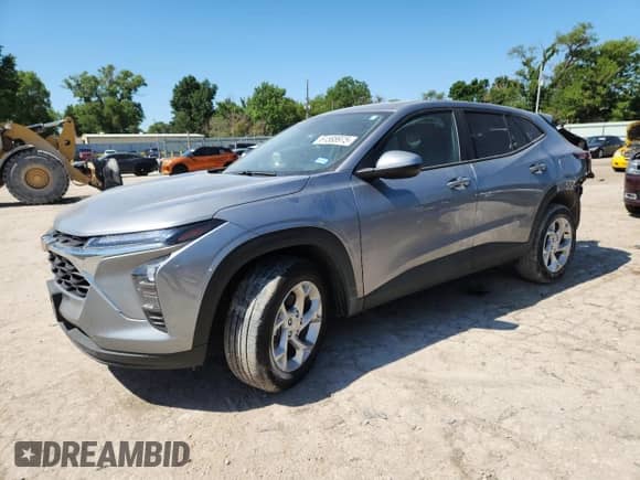 2025 Chevrolet Trax LS с VIN KL77LFEP6SC035767, выставлен на аукционе Copart как лот 61588975 с пробегом 18 623 миль миль и Списание • Salvage title. История ставок и продаж доступна на DreamBid. Изображение 1.