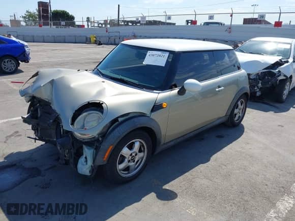 2007 MINI Hardtop with VIN WMWMF33537TT55761, listed as a IAAI auction lot 43072021 with 190,545 mi miles and . Bid and sale history available at DreamBid. Image 19.