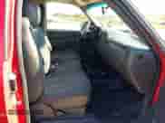 2005 Chevrolet Silverado 1500 Work Truck z VIN 1GCEK19V35E113357, wystawiony jako IAAI lot #43552224 z przebiegiem 217 224 mil mil oraz . Historia ofert i sprzedaży dostępna na DreamBid. Obrazek 5.