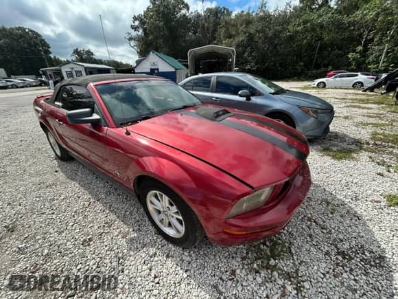 2007 Ford Mustang Deluxe z VIN 1ZVFT84N575262497, wystawiony jako Copart lot #90951405 z przebiegiem 157 957 mil mil oraz Czysty tytuł • Clean title. Historia ofert i sprzedaży dostępna na DreamBid. Obrazek 1.
