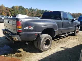 2004 Chevrolet Silverado 3500 z VIN 1GCJK392X4E253341, wystawiony jako Copart lot #76623784 z przebiegiem 257 217 mil mil oraz Szkoda całkowita • Salvage title. Historia ofert i sprzedaży dostępna na DreamBid. Obrazek 3.