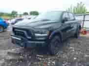 2020 Ram 1500 Rebel z VIN 1C6SRFLTXLN299096, wystawiony jako IAAI lot #42149383 z przebiegiem 60 050 mil mil oraz . Historia ofert i sprzedaży dostępna na DreamBid. Obrazek 2.