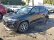 2025 Jeep Compass Limited z VIN 3C4NJDCN7ST577440, wystawiony jako Copart lot #84908165 z przebiegiem 12 289 mil mil oraz Nie do naprawy • Non repairable. Historia ofert i sprzedaży dostępna na DreamBid. Obrazek 1.
