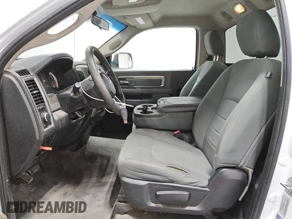 2017 Ram 1500 Tradesman z VIN 3C6JR7DG4HG711175, wystawiony jako Copart lot #50084015 z przebiegiem 152 668 mil mil oraz Czysty tytuł • Clean title. Historia ofert i sprzedaży dostępna na DreamBid. Obrazek 7.