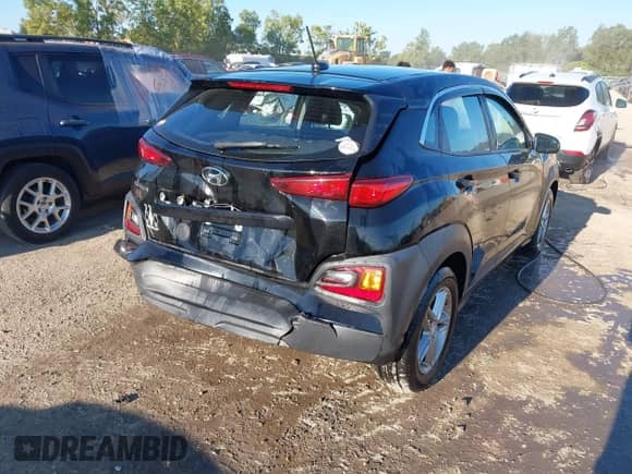 2018 Hyundai Kona SE z VIN KM8K12AA8JU088908, wystawiony jako IAAI lot #43112539 z przebiegiem 95 578 mil mil oraz . Historia ofert i sprzedaży dostępna na DreamBid. Obrazek 4.