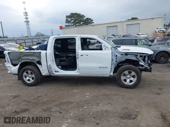 2024 Ram 1500 Big Horn z VIN 1C6SRFFT7RN125927, wystawiony jako IAAI lot #41519700 z przebiegiem 1 263 mil mil oraz . Historia ofert i sprzedaży dostępna na DreamBid. Obrazek 18.