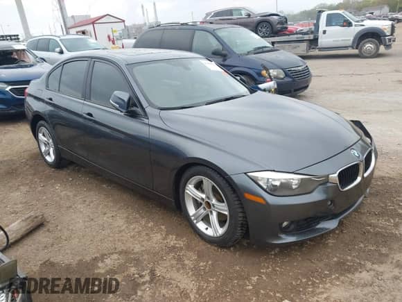 2013 BMW 3 Series 328i z VIN WBA3A5G53DNP18818, wystawiony jako IAAI lot #43439576 z przebiegiem 131 279 mil mil oraz . Historia ofert i sprzedaży dostępna na DreamBid. Obrazek 1.