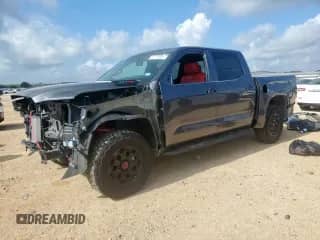 2024 Toyota Tundra TRD Pro Hybrid z VIN 5TFPC5DB9RX045456, wystawiony jako Copart lot #62176605 z przebiegiem 26 491 mil mil oraz Szkoda całkowita • Salvage title. Historia ofert i sprzedaży dostępna na DreamBid. Obrazek 1.
