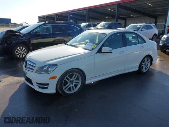 2012 Mercedes-Benz C 300 Sport с VIN WDDGF8BB0CA732420, выставлен на аукционе IAAI как лот 43321963 с пробегом 100 671 миль миль и . История ставок и продаж доступна на DreamBid. Изображение 2.