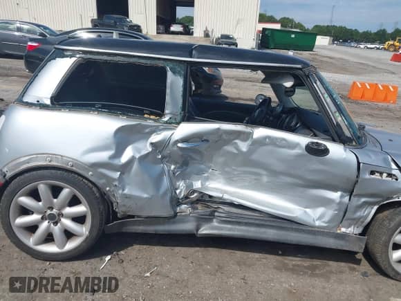 2002 MINI Hardtop S with VIN WMWRE33402TD56605, listed as a IAAI auction lot 43083383 with 158,746 mi miles and . Bid and sale history available at DreamBid. Image 6.