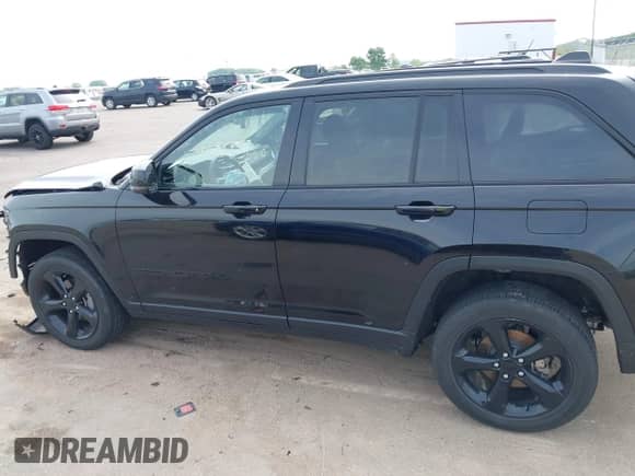 2022 Jeep Grand Cherokee Laredo z VIN 1C4RJHAG9N8582753, wystawiony jako IAAI lot #42535158 z przebiegiem 30 997 mil mil oraz . Historia ofert i sprzedaży dostępna na DreamBid. Obrazek 14.