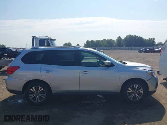 2019 Nissan Pathfinder S z VIN 5N1DR2MNXKC629366, wystawiony jako IAAI lot #42943140 z przebiegiem 165 192 mil mil oraz . Historia ofert i sprzedaży dostępna na DreamBid. Obrazek 13.