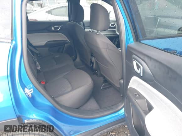 2025 Jeep Compass Sport z VIN 3C4NJDAN9ST542532, wystawiony jako IAAI lot #41899980 z przebiegiem 127 mil mil oraz . Historia ofert i sprzedaży dostępna na DreamBid. Obrazek 8.