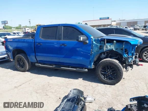 2024 Chevrolet Silverado 1500 LT Trail Boss z VIN 3GCUDFED4RG208525, wystawiony jako IAAI lot #42239130 z przebiegiem 22 472 mil mil oraz . Historia ofert i sprzedaży dostępna na DreamBid. Obrazek 14.