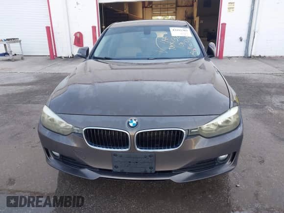 2014 BMW 3 Series 320i с VIN WBA3B1C53EK132425, выставлен на аукционе IAAI как лот 43211383 с пробегом 137 663 миль миль и . История ставок и продаж доступна на DreamBid. Изображение 6.