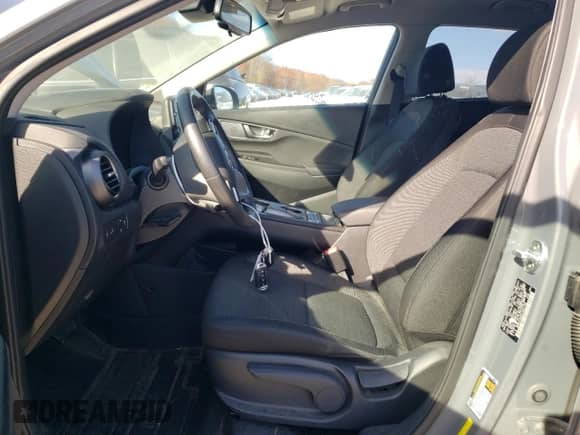 2020 Hyundai Kona SEL z VIN KM8K23AG9LU067785, wystawiony jako Copart lot #77616414 z przebiegiem 65 770 mil mil oraz Szkoda całkowita • Salvage title. Historia ofert i sprzedaży dostępna na DreamBid. Obrazek 7.