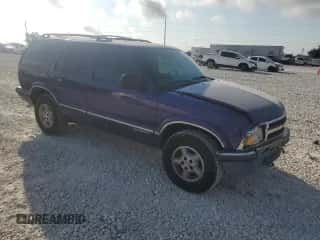 1996 Chevrolet Blazer z VIN 1GNDT13W2T2144616, wystawiony jako Copart lot #72222144 z przebiegiem 79 574 mil mil oraz Szkoda całkowita • Salvage title. Historia ofert i sprzedaży dostępna na DreamBid. Obrazek 4.