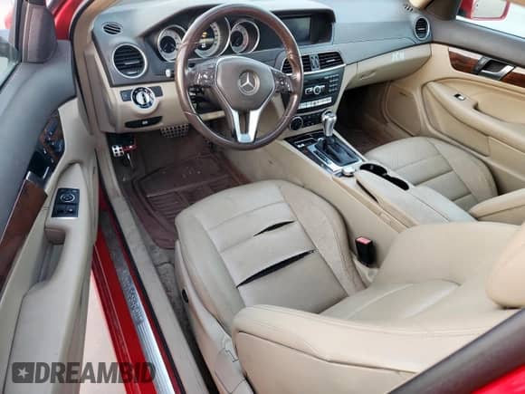 2014 Mercedes-Benz C 250 z VIN WDDGJ4HB8EG266542, wystawiony jako Copart lot #69877035 z przebiegiem 132 777 mil mil oraz Czysty tytuł • Clean title. Historia ofert i sprzedaży dostępna na DreamBid. Obrazek 8.