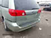 2008 Toyota Sienna XLE z VIN 5TDBK22CX8S011621, wystawiony jako IAAI lot #42274860 z przebiegiem 283 826 mil mil oraz . Historia ofert i sprzedaży dostępna na DreamBid. Obrazek 6.