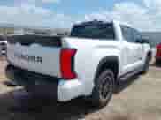 2025 Toyota Tundra SR5 z VIN 5TFLA5DB8SX265813, wystawiony jako IAAI lot #42659945 z przebiegiem 6 241 mil mil oraz . Historia ofert i sprzedaży dostępna na DreamBid. Obrazek 4.