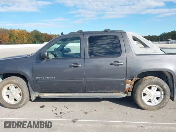 2010 Chevrolet Avalanche LT z VIN 3GNVKFE01AG154491, wystawiony jako IAAI lot #43517917 z przebiegiem 334 800 mil mil oraz . Historia ofert i sprzedaży dostępna na DreamBid. Obrazek 15.
