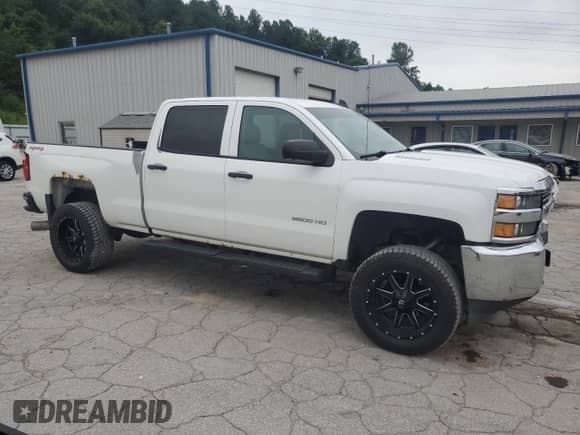 2015 Chevrolet Silverado 2500HD Work Truck z VIN 1GC1KUE86FF607840, wystawiony jako Copart lot #67075855 z przebiegiem 169 607 mil mil oraz Szkoda całkowita • Salvage title. Historia ofert i sprzedaży dostępna na DreamBid. Obrazek 4.