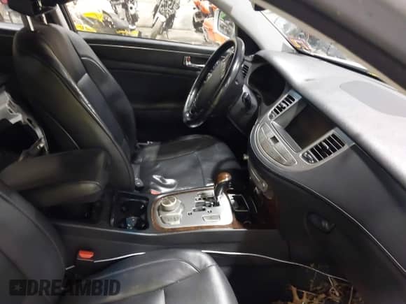 2010 Hyundai Genesis z VIN KMHGC4DE5AU074555, wystawiony jako IAAI lot #42188762 z przebiegiem 284 221 mil mil oraz . Historia ofert i sprzedaży dostępna na DreamBid. Obrazek 5.