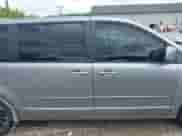 2014 Dodge Grand Caravan SXT 30th Anniversary z VIN 2C4RDGCGXER276311, wystawiony jako IAAI lot #42227530 z przebiegiem 132 787 mil mil oraz . Historia ofert i sprzedaży dostępna na DreamBid. Obrazek 13.