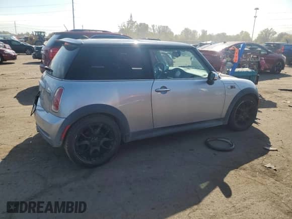 2006 MINI Hardtop S с VIN WMWRE33586TJ37385, выставлен на аукционе Copart как лот 86484315 с пробегом 78 669 миль миль и Списание • Salvage title. История ставок и продаж доступна на DreamBid. Изображение 3.