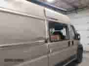 2022 Ram ProMaster Cargo z VIN 3C6MRVJG8NE117900, wystawiony jako IAAI lot #42153349 z przebiegiem 48 347 mil mil oraz . Historia ofert i sprzedaży dostępna na DreamBid. Obrazek 6.