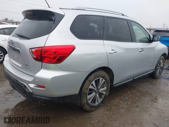 2017 Nissan Pathfinder Platinum z VIN 5N1DR2MM3HC649569, wystawiony jako IAAI lot #42167166 z przebiegiem 150 815 mil mil oraz . Historia ofert i sprzedaży dostępna na DreamBid. Obrazek 4.