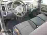 2011 Ram 1500 ST z VIN 3D7JB1EP6BG518516, wystawiony jako Copart lot #79081864 z przebiegiem 114 392 mil mil oraz Czysty tytuł • Clean title. Historia ofert i sprzedaży dostępna na DreamBid. Obrazek 8.