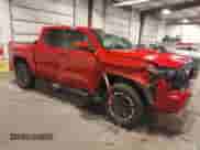 2024 Toyota Tacoma SR5 z VIN 3TYLB5JNXRT023878, wystawiony jako IAAI lot #43246001 z przebiegiem 9 321 mil mil oraz . Historia ofert i sprzedaży dostępna na DreamBid. Obrazek 1.