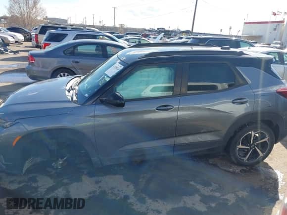 2021 Chevrolet TrailBlazer RS z VIN KL79MTSL8MB097878, wystawiony jako IAAI lot #41838234 z przebiegiem 53 905 mil mil oraz . Historia ofert i sprzedaży dostępna na DreamBid. Obrazek 14.