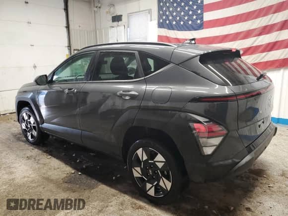 2024 Hyundai Kona SEL z VIN KM8HBCAB2RU164222, wystawiony jako Copart lot #85129095 z przebiegiem 39 771 mil mil oraz Czysty tytuł • Clean title. Historia ofert i sprzedaży dostępna na DreamBid. Obrazek 2.