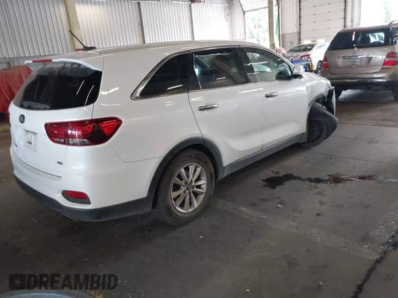 2020 Kia Sorento LX z VIN 5XYPG4A32LG638954, wystawiony jako IAAI lot #43005563 z przebiegiem 101 052 mil mil oraz . Historia ofert i sprzedaży dostępna na DreamBid. Obrazek 4.
