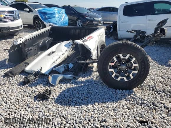 2017 Toyota Tacoma TRD Off Road z VIN 5TFCZ5AN6HX112007, wystawiony jako Copart lot #85649345 z przebiegiem 88 863 mil mil oraz Szkoda całkowita • Salvage title. Historia ofert i sprzedaży dostępna na DreamBid. Obrazek 13.