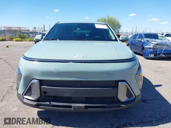 2025 Hyundai Kona SE z VIN KM8HA3AB8SU268349, wystawiony jako IAAI lot #43461222 z przebiegiem 5 517 mil mil oraz . Historia ofert i sprzedaży dostępna na DreamBid. Obrazek 12.