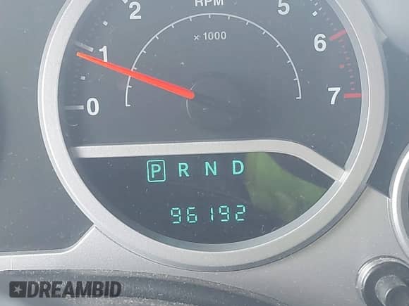 2007 Jeep Wrangler Unlimited Sahara z VIN 1J4GA591X7L117415, wystawiony jako IAAI lot #42509979 z przebiegiem 96 192 mil mil oraz . Historia ofert i sprzedaży dostępna na DreamBid. Obrazek 16.