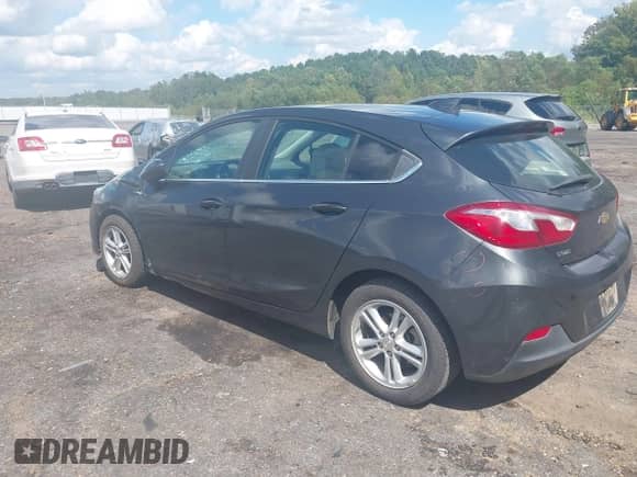 2017 Chevrolet Cruze LT z VIN 3G1BE6SM3HS554966, wystawiony jako IAAI lot #43252261 z przebiegiem 172 023 mil mil oraz . Historia ofert i sprzedaży dostępna na DreamBid. Obrazek 3.