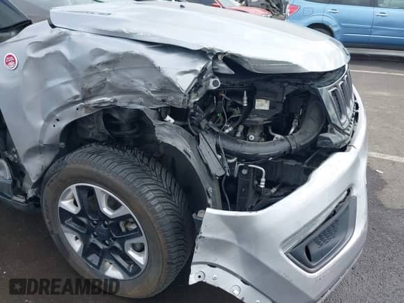 2018 Jeep Compass Trailhawk z VIN 3C4NJDDB7JT419375, wystawiony jako IAAI lot #43213951 z przebiegiem 60 692 mil mil oraz . Historia ofert i sprzedaży dostępna na DreamBid. Obrazek 6.