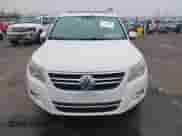 2011 Volkswagen Tiguan SE z VIN WVGAV7AX9BW534166, wystawiony jako IAAI lot #41146905 z przebiegiem 118 095 mil mil oraz . Historia ofert i sprzedaży dostępna na DreamBid. Obrazek 6.