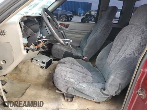 2001 Chevrolet S-10 с VIN 1GCCS195218141358, выставлен на аукционе Copart как лот 45118945 с пробегом 189 314 миль миль и Списание • Salvage title. История ставок и продаж доступна на DreamBid. Изображение 7.