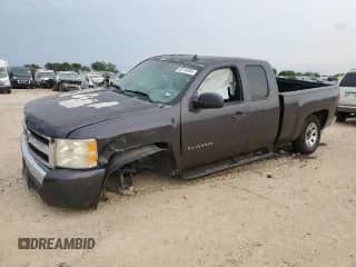 2011 Chevrolet Silverado 1500 LS z VIN 1GCRCREA7BZ115987, wystawiony jako Copart lot #55118205 z przebiegiem 108 272 mil mil oraz Szkoda całkowita • Salvage title. Historia ofert i sprzedaży dostępna na DreamBid. Obrazek 1.