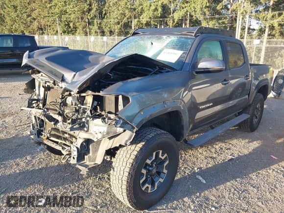2017 Toyota Tacoma SR5 z VIN 3TMCZ5AN7HM089004, wystawiony jako IAAI lot #43401587 z przebiegiem 103 356 mil mil oraz . Historia ofert i sprzedaży dostępna na DreamBid. Obrazek 2.
