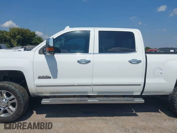 2015 Chevrolet Silverado 2500HD High Country z VIN 1GC1KXE8XFF592342, wystawiony jako IAAI lot #43199637 z przebiegiem 239 985 mil mil oraz . Historia ofert i sprzedaży dostępna na DreamBid. Obrazek 14.