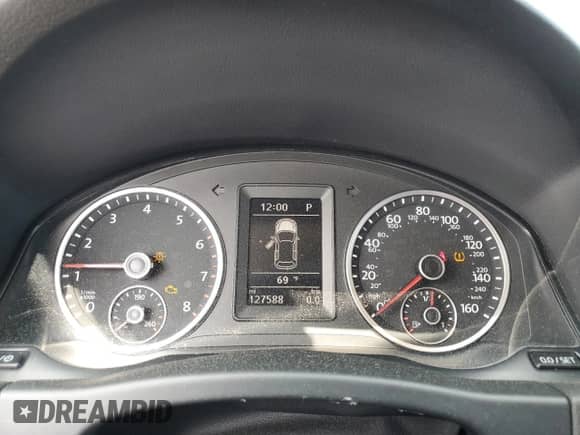 2017 Volkswagen Tiguan S с VIN WVGBV7AX0HK044042, выставлен на аукционе Copart как лот 58409385 с пробегом 127 588 миль миль и Списание • Salvage title. История ставок и продаж доступна на DreamBid. Изображение 9.