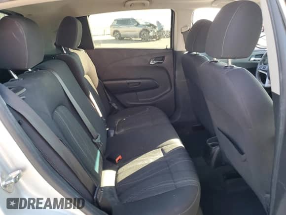 2015 Chevrolet Sonic LT z VIN 1G1JC6SH9F4123355, wystawiony jako Copart lot #84049225 z przebiegiem 99 933 mil mil oraz Szkoda całkowita • Salvage title. Historia ofert i sprzedaży dostępna na DreamBid. Obrazek 10.