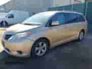 2013 Toyota Sienna LE AAS z VIN 5TDKK3DC1DS283715, wystawiony jako IAAI lot #43381999 z przebiegiem 217 075 mil mil oraz . Historia ofert i sprzedaży dostępna na DreamBid. Obrazek 2.